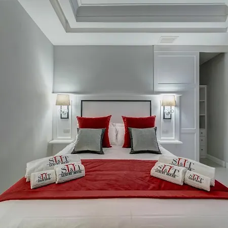 S&t Luxury House In Plebiscito Square Apartment