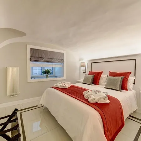 S&t Luxury House In Plebiscito Square Apartment