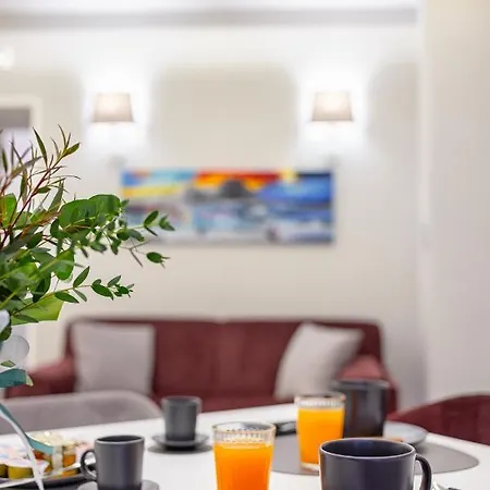 S&t Luxury House In Plebiscito Square Apartment
